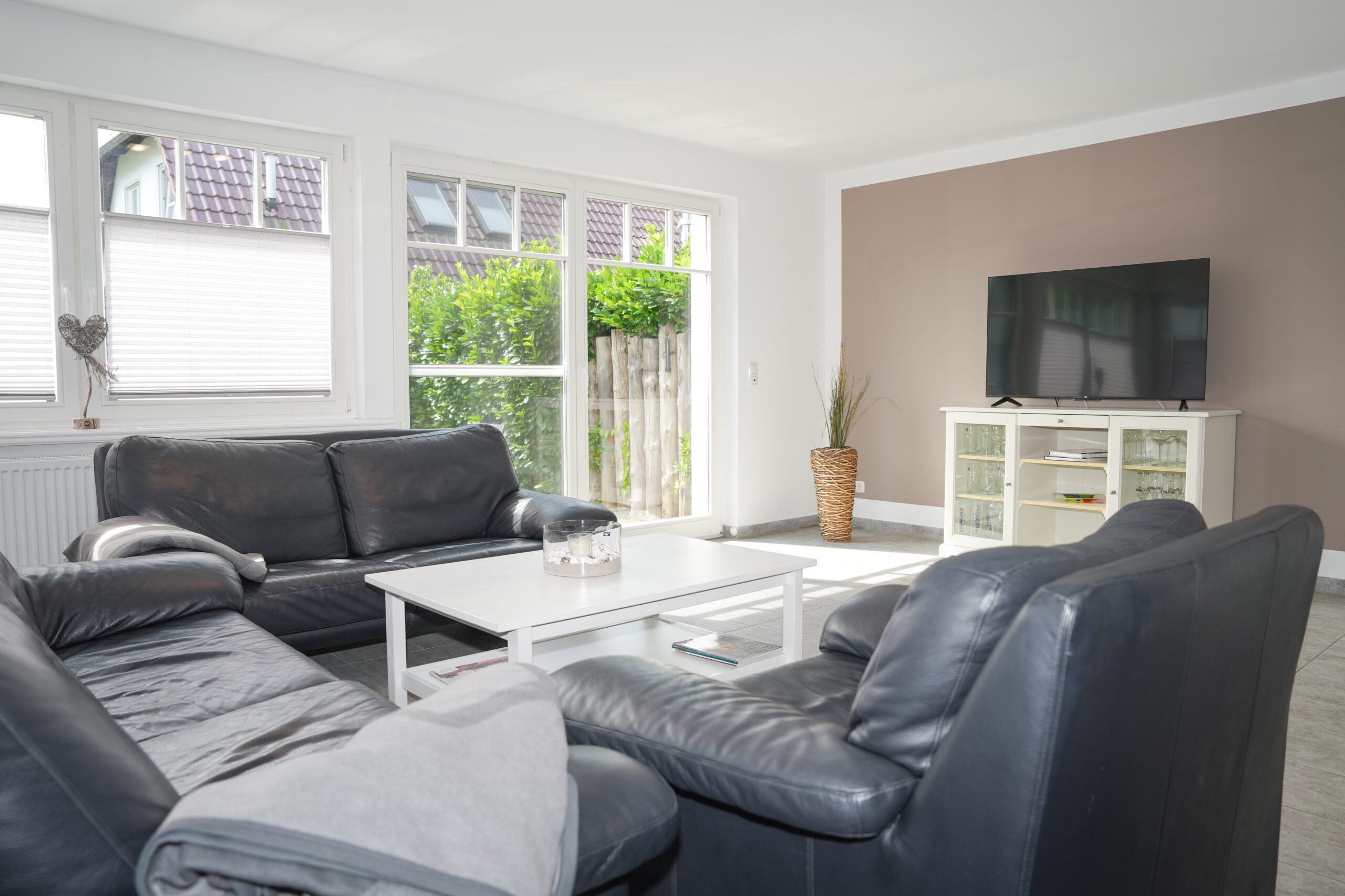 Wohn- und Essbereich mit Kamin im Ferienhaus OstseeLagune in Zingst